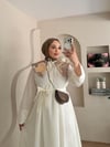 Mimoza Yaka Aksesuarlı Bel Kuşaklı Elbise
