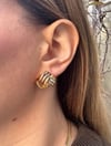 14K Gold Renk Çelik Çok Halkalı Modern Küpe – Şık & Zamansız Tasarım (20 mm)