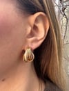14K Gold Renk Çelik Çok Halkalı Modern Küpe – Şık & Zamansız Tasarım (25 mm)