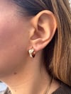 14K Gold Tone Kararmaz Çelik Taş Detaylı Kıvrımlı Halka Küpe