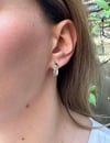 Gold Renkli Çelik Küpe – Pembe Mor Sarı Taşlı Işıltılı Model (17 mm)