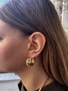 Luxury Bombeli Gold Küpe – Günlük & Şık Kombin
