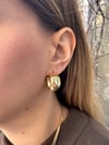 Luxury Bombeli Gold Küpe – Günlük & Şık Kombin