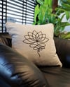 Minimal Lotus Nakışlı Duck Keten Kırlent Kılıfı 45x45 – Doğal Şık Tasarım