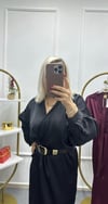  SİYAH KEMERLİ PREMIUM SERİ MİDİ SATEN ELBİSE