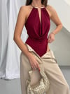 BORDO AKSESUAR DETAYLI DEGAJE YAKA BODYSUIT