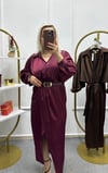 BORDO KEMERLİ PREMIUM SERİ MİDİ SATEN ELBİSE