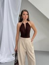 KAHVERENGİ AKSESUAR DETAYLI DEGAJE YAKA BODYSUIT