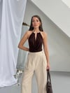 KAHVERENGİ AKSESUAR DETAYLI DEGAJE YAKA BODYSUIT