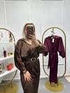 KAHVERENGİ  KEMERLİ PREMIUM SERİ MİDİ SATEN ELBİSE
