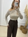 KREM OMUZ DETAYLI CANDY KUMAŞ BLUZ