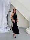 SİYAH AKSESUAR DETAYLI DEGAJE YAKA ELBİSE