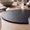 Premium Çift Yüz Kenar Dikişli Deri Amerikan Servis – Siyah-Kahverengi Çift Renk 33×33 cm 