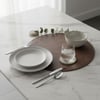 Premium Çift Yüz Kenar Dikişli Deri Amerikan Servis – Siyah-Vizon Çift Renk 33×33 cm 