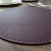 Premium Çift Yüz Kenar Dikişli Deri Amerikan Servis – Bordo Renk 33×33 cm 