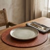 Premium Çift Yüz Kenar Dikişli Deri Amerikan Servis – Siyah-Kahverengi Çift Renk 33×33 cm 