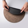 Premium Çift Yüz Kenar Dikişli Deri Amerikan Servis – Siyah-Vizon Çift Renk 33×33 cm 