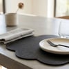 Premium Çift Yüz Kenar Dikişli Deri Amerikan Servis – Siyah Renk 33×33 cm 