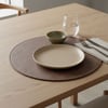 Premium Çift Yüz Kenar Dikişli Deri Amerikan Servis – Siyah-Vizon Çift Renk 33×33 cm 