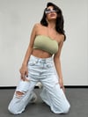Açık mavi yıkamalı, yüksek bel, bol paça (wide leg), yırtık/destroyed detaylı jean pantolon.