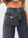 Asimetrik Kemer Detaylı Yüksek Bel Bol Paça Siyah Denim Pantolon