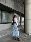 Çiçek Nakış Detaylı Yırtmaçlı Denim Midi Etek