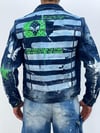 Erkek Mavi Yıpratılmış ve Neon Baskılı Denim Ceket – Sokak Stili, Grafik Detaylı, Rahat Kesim