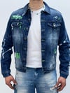 Erkek Mavi Yıpratılmış ve Neon Baskılı Denim Ceket – Sokak Stili, Grafik Detaylı, Rahat Kesim