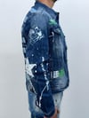 Erkek Mavi Yıpratılmış ve Neon Baskılı Denim Ceket – Sokak Stili, Grafik Detaylı, Rahat Kesim