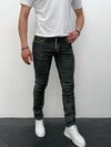 Erkek Siyah Slim Fit Yıpratılmış ve Boya Detaylı Denim Pantolon – Sokak Stili, Rahat Kesim