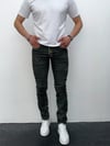 Erkek Siyah Slim Fit Yıpratılmış ve Boya Detaylı Denim Pantolon – Sokak Stili, Rahat Kesim