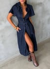 Kadın Uzun Denim Elbise Kuşaklı Pelerin Detaylı Düğmeli Kot Elbise