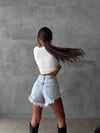 Kadın Yüksek Bel Yırtık Detaylı Kot Şort Paçası Yoğun Püsküllü Denim Mini Şort