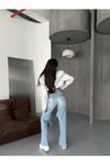 Yüksek Bel Önü Yırtık ve Yırtmaç Detaylı Jean