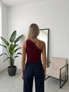 Kadın Bordo Asimetrik Tek Omuz Drapeli Gold Aksesuar Detaylı Sandy Bluz HZL26S-FRY123751