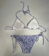 Kadın Çini Desen Mavi Beyaz Desen Boyundan İp Bağlamalı Üçgen Bikini Takımı HZL25S-LC5005
