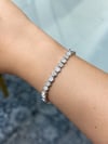 Silver Renk Bir Dolu Bir Boş Taşlı Orta Boy Petek VIP Bileklik (17+2 cm)