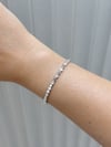 Silver Renk Mini Petek Bir Dolu Bir Boş Taşlı VIP Bileklik (17+2 cm)