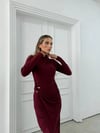 BEL AKSESUAR DETAY DRAPELİ YIRTMAÇLI UZUN SANDY ELBİSE BORDO