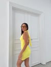 BOYUNDAN BAĞLAMALI DRAPELİ ELBİSE SARI