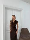 DEGAJE YAKA BEL AKSESUAR DETAY UZUN ELBİSE KAHVE