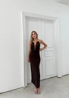 DEGAJE YAKA BOYUN AKSESUAR DETAY UZUN SANDY ELBİSE KAHVE