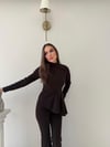 Dik Yaka Bel Asimetrik Drape Detay Bluz ve Pantolonlu Crep İkili Takım Acı Kahve