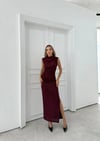 DİK YAKA SİMLİ DRAPELİ YIRTMAÇLI ELBİSE BORDO