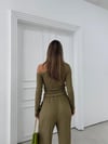 DÜŞÜK OMUZ BLUZ VE PANTOLONLU GOFRE İKİLİ TAKIM HAKİ
