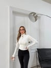 FERMUARLI PARMAK GEÇME DETAY CROP BLUZ BEYAZ