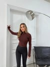 FERMUARLI PARMAK GEÇME DETAY CROP BLUZ KAHVE