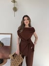 Kayık Yaka Bel Burgu Detay Asimetrik Bluz ve Pantolonlu Gofre İkili Takım Acı Kahve 2335