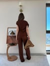 Kayık Yaka Bel Burgu Detay Asimetrik Bluz ve Pantolonlu Gofre İkili Takım Acı Kahve 2335