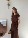 Kayık Yaka Bel Burgu Detay Asimetrik Bluz ve Pantolonlu Gofre İkili Takım Acı Kahve 2335